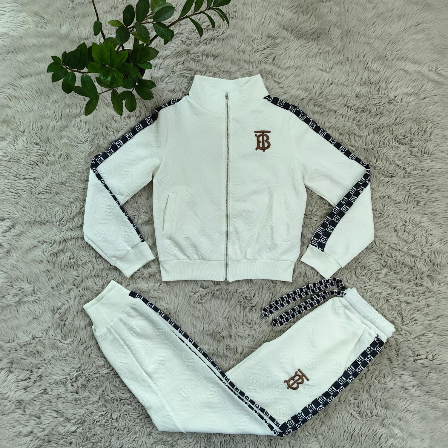 conjunto burberry premium: elegancia deportiva y sofisticación atemporal 🖤✨🧸 conjunto burberry premium: elegancia deportiva y sofisticación atemporal 🖤✨🧸