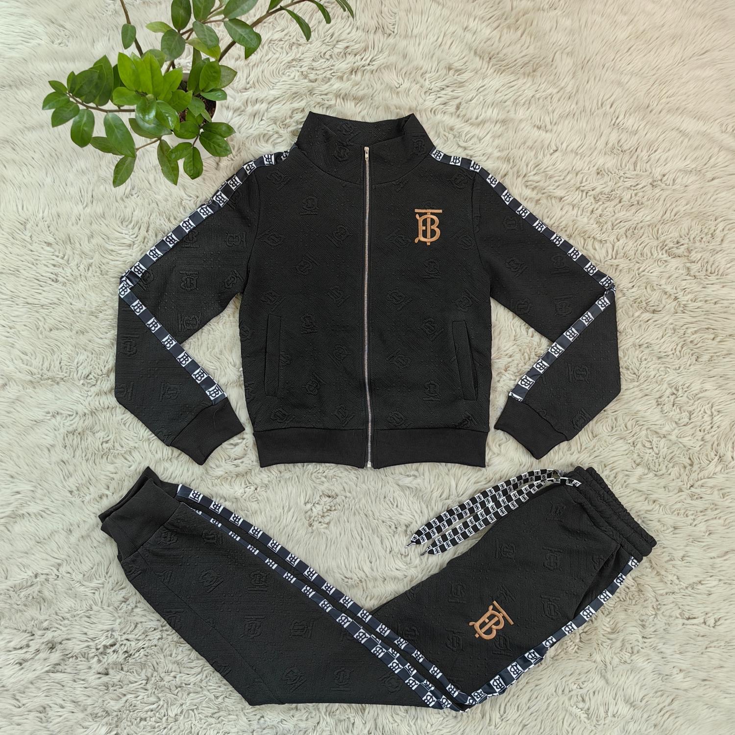 conjunto burberry premium: elegancia deportiva y sofisticación atemporal 🖤✨🧸 conjunto burberry premium: elegancia deportiva y sofisticación atemporal 🖤✨🧸