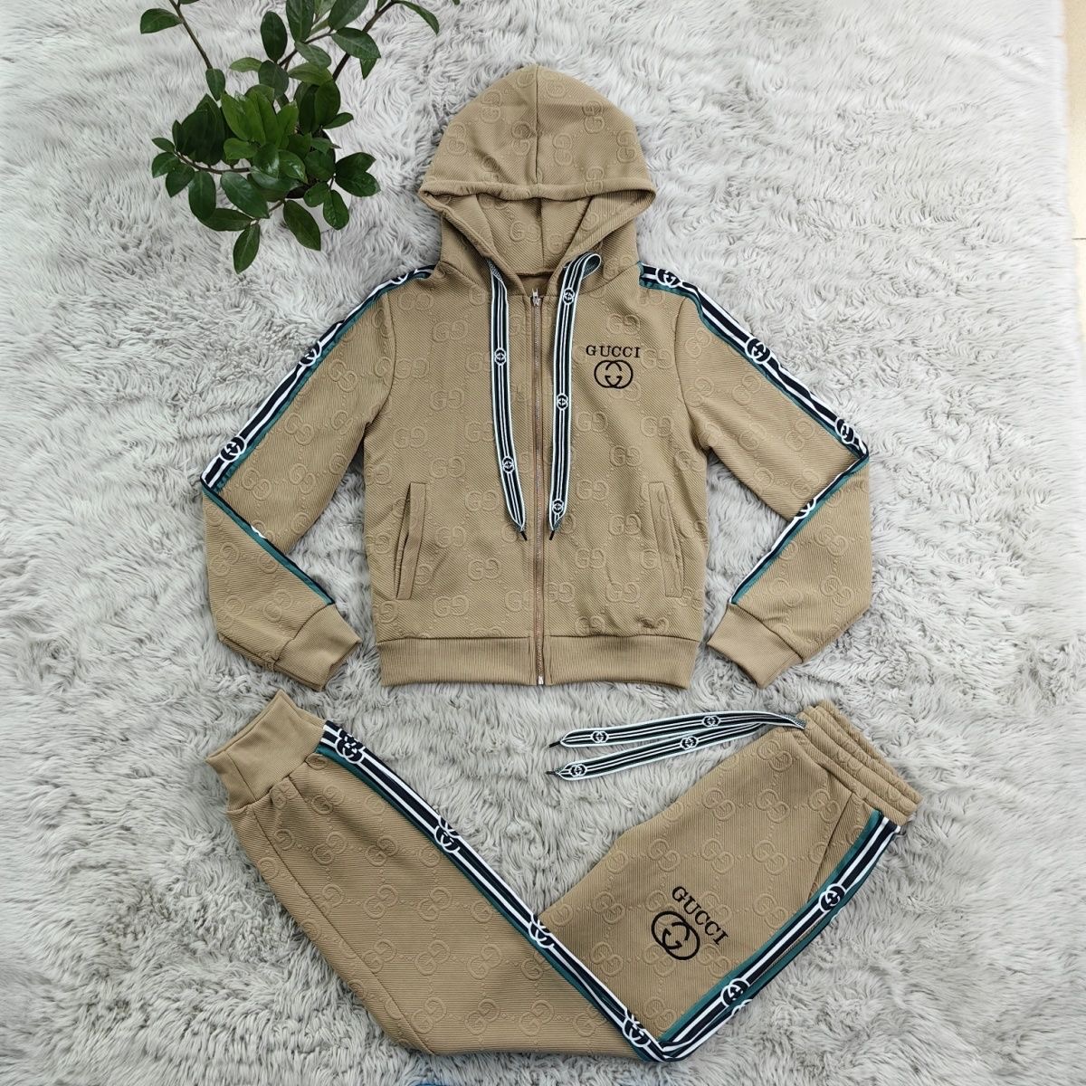 conjunto gucci premium: sofisticación de lujo y distinción urbana 🖤✨🧸 conjunto gucci premium: sofisticación de lujo y distinción urbana 🖤✨🧸