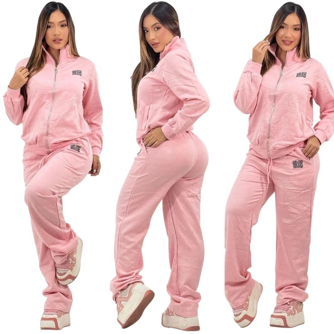 conjunto miu miu premium: sofisticación de lujo y distinción urbana 🖤✨🧸 conjunto miu miu premium: sofisticación de lujo y distinción urbana 🖤✨🧸