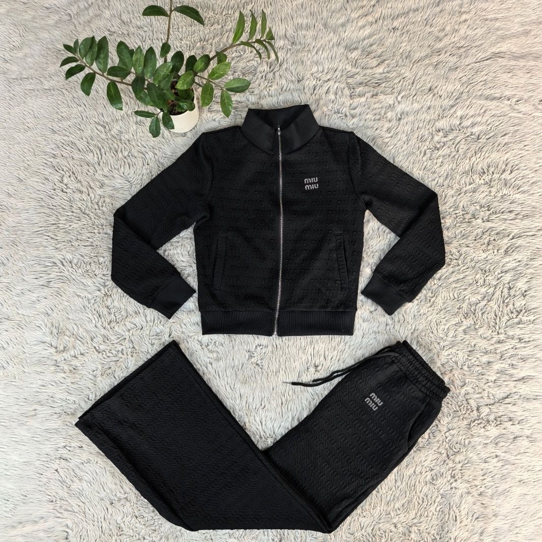 conjunto miu miu premium: sofisticación de lujo y distinción urbana 🖤✨🧸 conjunto miu miu premium: sofisticación de lujo y distinción urbana 🖤✨🧸
