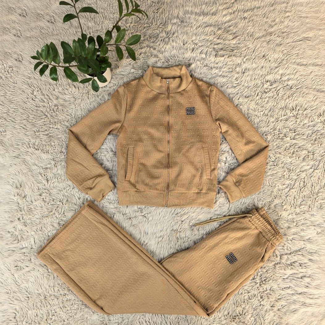 conjunto miu miu premium: sofisticación de lujo y distinción urbana 🖤✨🧸 conjunto miu miu premium: sofisticación de lujo y distinción urbana 🖤✨🧸