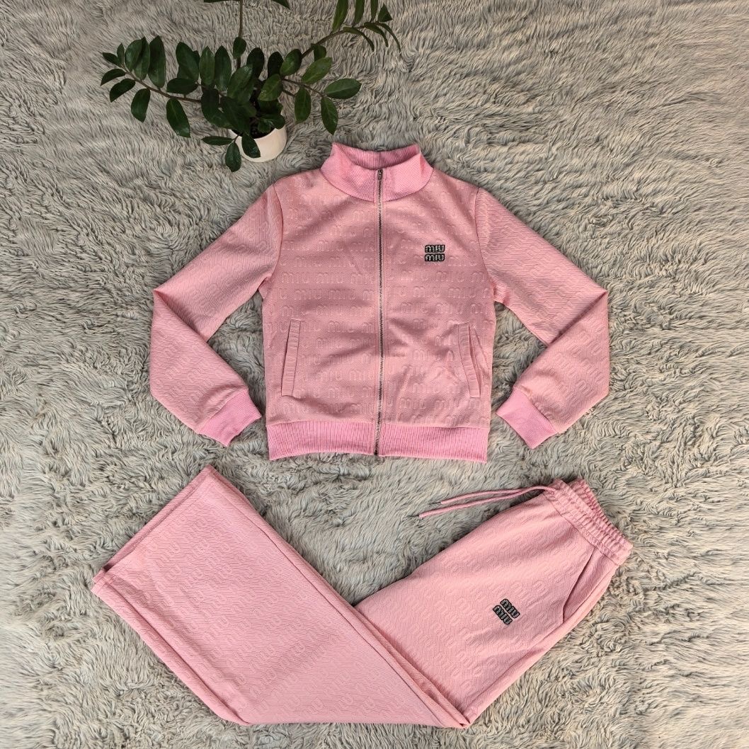 conjunto miu miu premium: sofisticación de lujo y distinción urbana 🖤✨🧸 conjunto miu miu premium: sofisticación de lujo y distinción urbana 🖤✨🧸