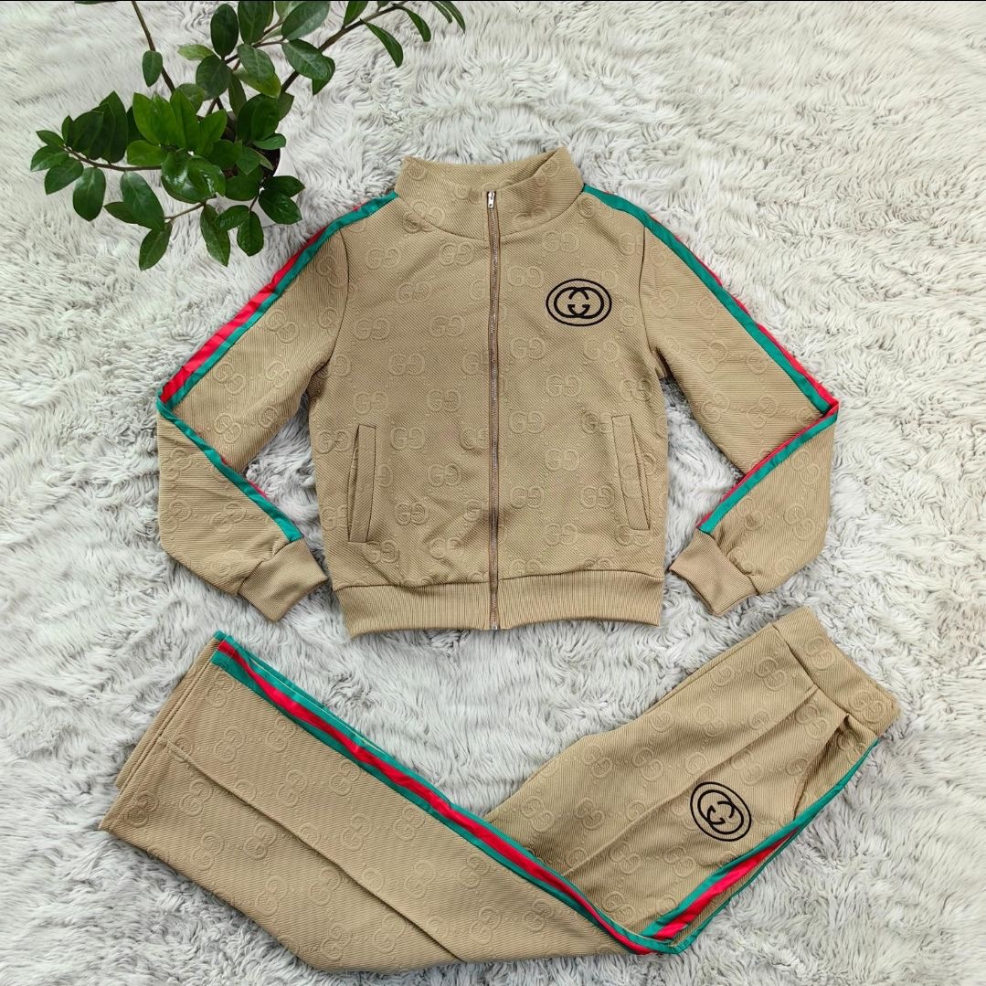 conjunto chanel premium: sofisticación de lujo y distinción urbana 🖤✨🧸 conjunto chanel premium: sofisticación de lujo y distinción urbana 🖤✨🧸