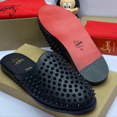 mules christian louboutin con tachuelas: lujo vanguardista y confort exclusivo 🖤✨
