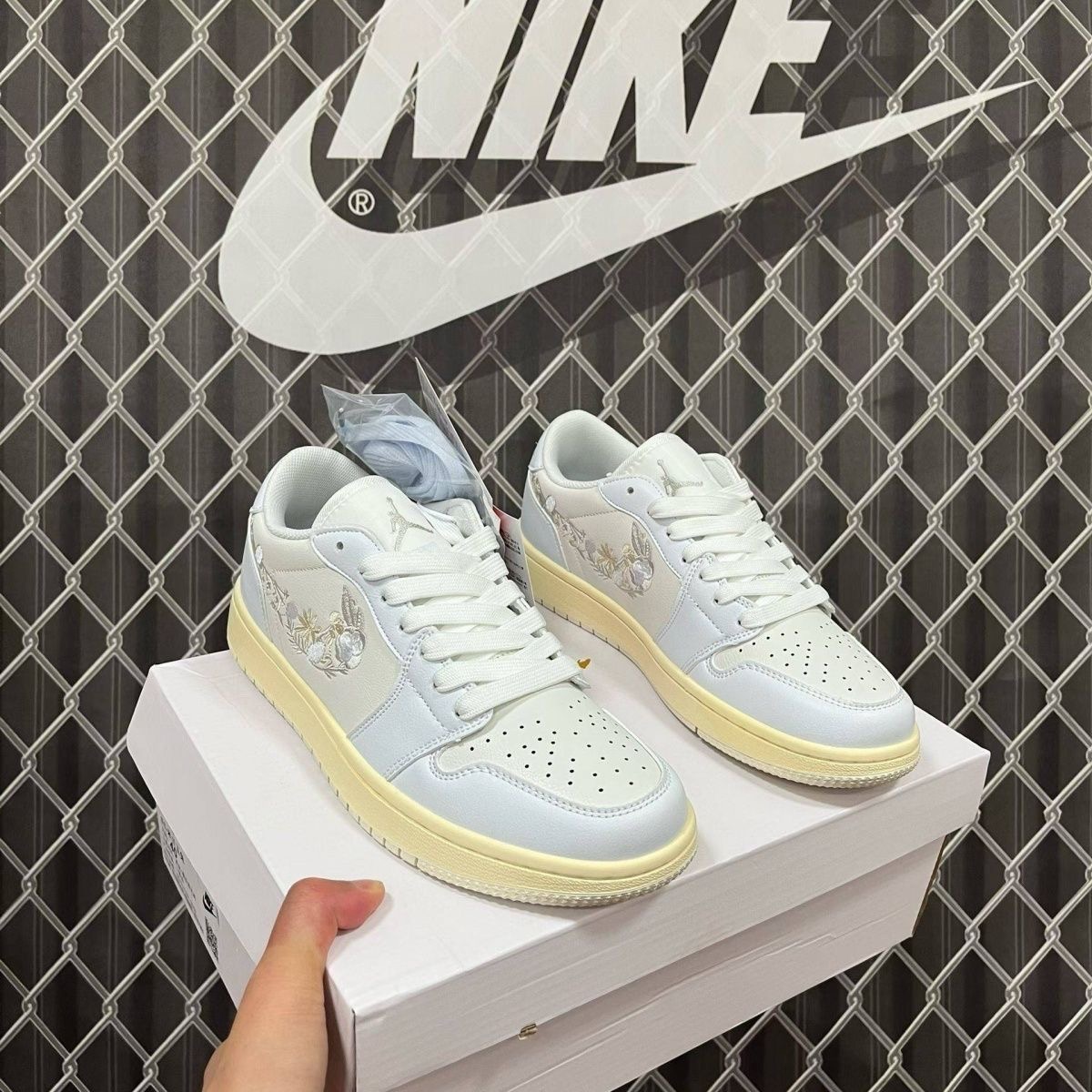 👟✨ zapatillas nike air jordan 1 low "white & cream floral embroidery": estilo exclusivo y máxima tendencia 🤍🌼🌾 👟✨ zapatillas nike air jordan 1 low "white & cream floral embroidery": estilo exclusivo y máxima tendencia 🤍🌼🌾